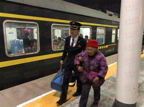 【网络中国节·重阳】百岁老人试乘轨道交通