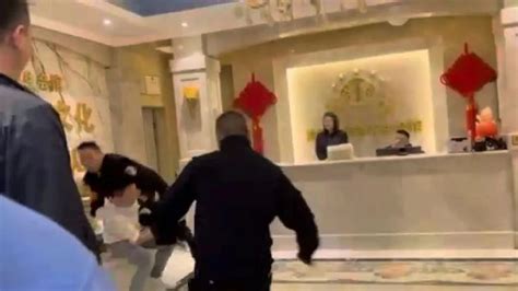 宜宾一足浴店出事了，一男子持刀闹事，大喊：“不怕死你们就上！”_凤凰网