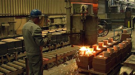 在铸造厂，操作人员将熔化的金属从熔炉中挤出，然后浇注到钢包中视频素材_ID:VCG42N1297108129-VCG.COM