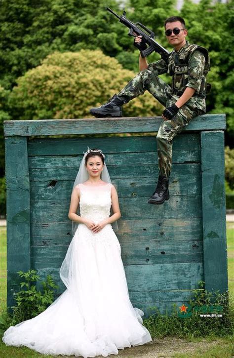 美翻了的军旅创意婚纱照 给军嫂的专属定制 - 中国军网