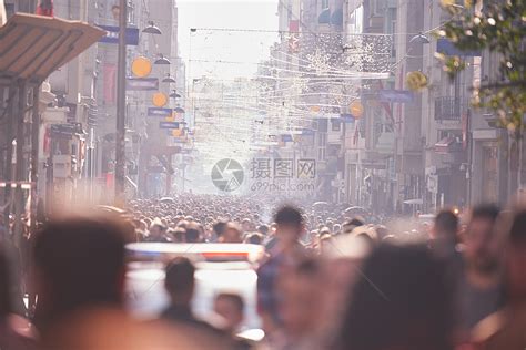 白天,人们成群结队地走繁忙的街道上高清图片下载-正版图片300562449-摄图网