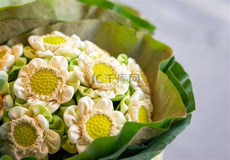 市场上白莲花花束的特写高清摄影大图-千库网