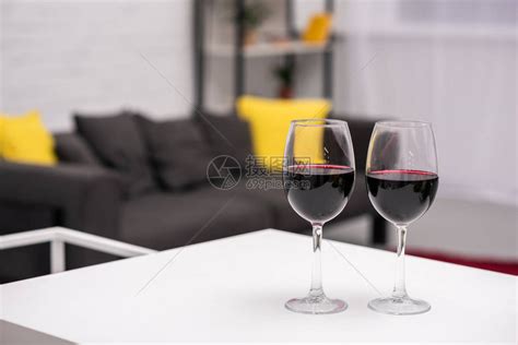 近距离的昆虫拿着红酒杯在葡萄酒品尝高清图片下载-正版图片506498587-摄图网