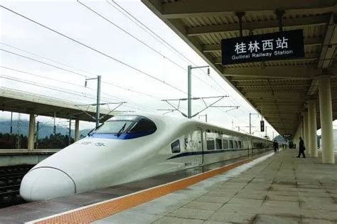 停靠在火车站的火车高清图片下载_红动中国