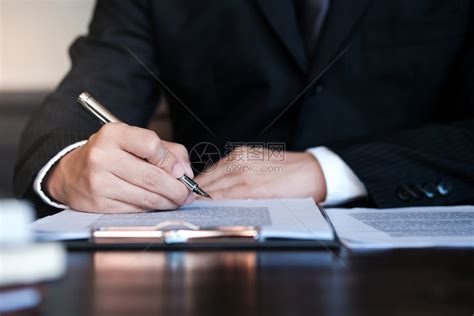 法律顾问向客户提出一份与手架和法律签订的合同司法和律师概念高清图片下载-正版图片304348521-摄图网