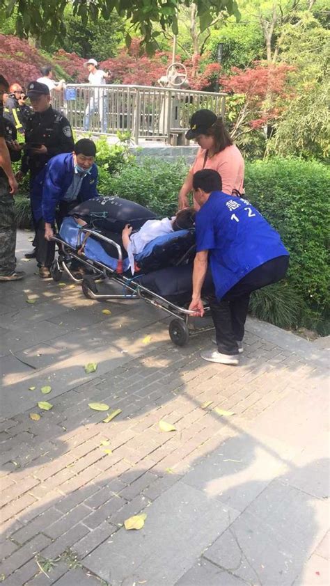 杭州8岁女孩掉进湖里被卡闸门 正紧急救援_大浙网_腾讯网
