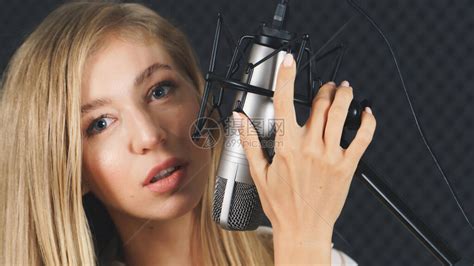 女歌手在录音室唱歌高清图片下载-正版图片503828501-摄图网