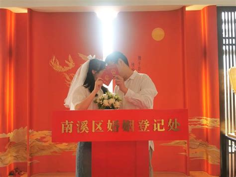 23对新人喜结连理 四川宜宾南溪区公园式婚姻登记处启用 - 封面新闻