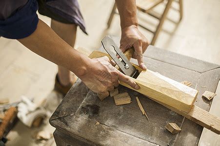 熟练的年轻木匠与胡子手打磨木制家具设计的部分, 而在他的大型木工店工作高清摄影大图-千库网