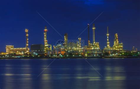 蓝色黄云天空沿河边工业区美丽的炼油厂照明景高清图片下载-正版图片502591747-摄图网
