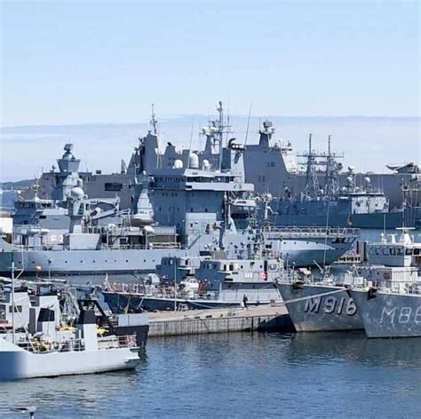 2019年4月21日，波兰海军指挥官与北约舰艇一起进行训练演习