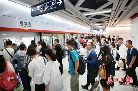 @网友们，武汉地铁很宠你的哟！所有地铁延长半小时收班！_武汉24小时_新闻中心_长江网_cjn.cn