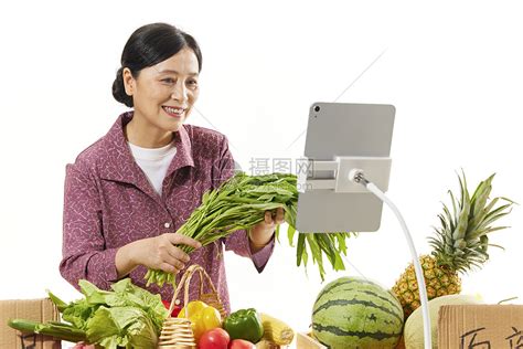 女性菜农网络直播售卖有机蔬菜高清图片下载-正版图片502475178-摄图网