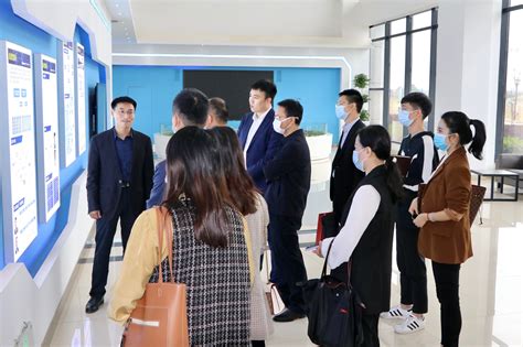 深圳市宝安区副区长朱云率队参访创新中心