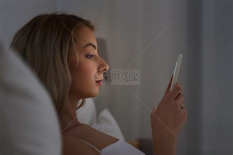 技术,互联网,沟通人的轻的女人智能手机上发短信家里的卧室晚上高清图片下载-正版图片300618371-摄图网