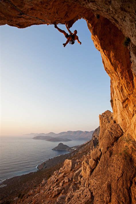 攀岩的极限运动者图片-攀岩者在日落时分攀岩素材-高清图片-摄影照片-寻图免费打包下载