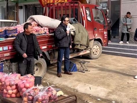 汪涵在郑州街头卖水果被偶遇，生意惨淡无人问津，靠卖艺吸引顾客|汪涵|水果|卖艺_新浪新闻