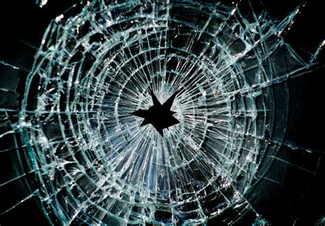 打碎的玻璃窗图片-璃窗被意外打碎素材-高清图片-摄影照片-寻图免费打包下载
