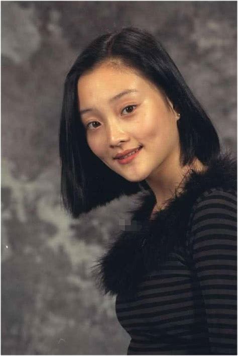 李小璐20年前旧照，“柿饼脸”引网友热议，这长相如何出道的？