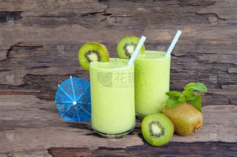酸奶加奇异果猕猴桃和金橘白酸奶和罐子里的水果健身早餐健康高清图片下载-正版图片506549781-摄图网