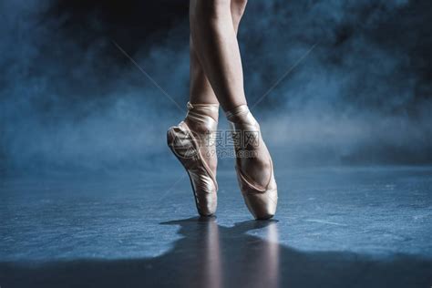 足尖鞋芭蕾舞高清图片下载-正版图片507410818-摄图网