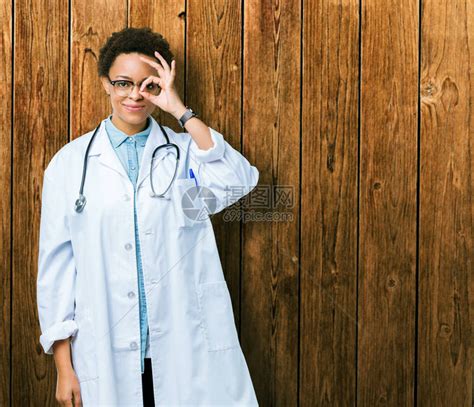 年轻的非洲裔美国医生女人穿着医用外套高清图片下载-正版图片506045658-摄图网