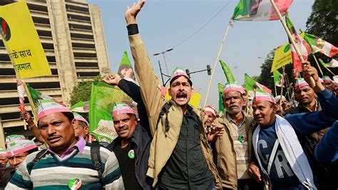 不满莫迪反农政策，数万印度农民国会前游行示威|界面新闻 · 天下