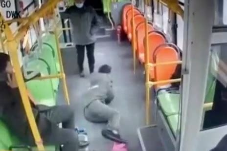 公交车上他突然倒地 众人相助转危为安_凤凰网视频_凤凰网