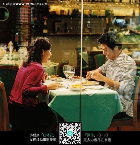 一家人在餐厅吃饭看风景高清图片下载-正版图片507712453-摄图网