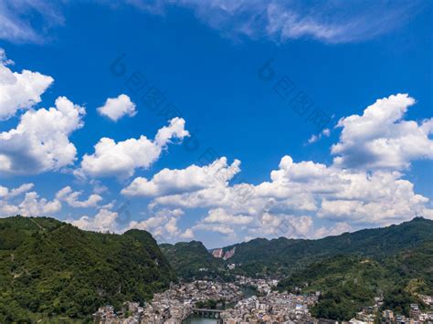 贵州镇远古镇蓝天白云航拍摄影图-包图企业站