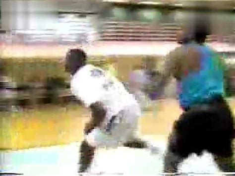 NBA五大扣碎篮板瞬间：奥尼尔把篮筐扣散架，道金斯两次扣碎篮板彰显神威