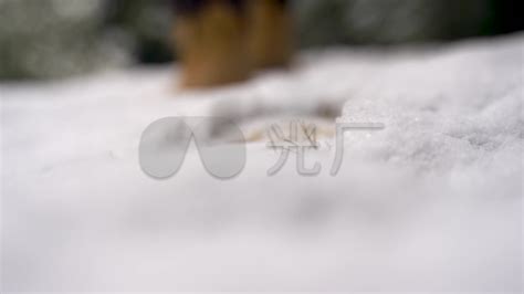 一个人在雪地走路_1920X1080_高清视频素材下载(编号:7323540)_实拍视频_光厂(VJ师网) www.vjshi.com