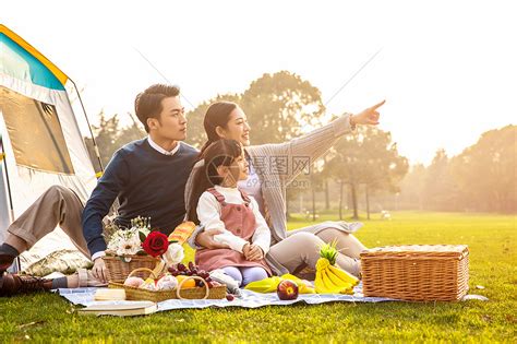 一家人欢乐地外出野餐高清图片下载-正版图片501218950-摄图网