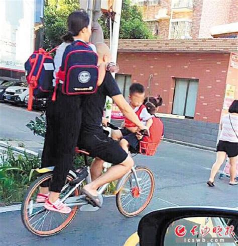 男人在乡间小路上学习骑单轮车高清图片下载-正版图片507477048-摄图网
