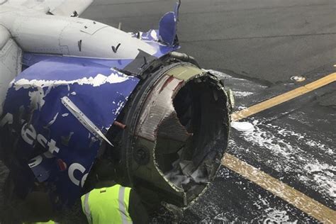 美西南航空引擎爆炸致一死七伤 事故原因正在调查_凤凰旅游