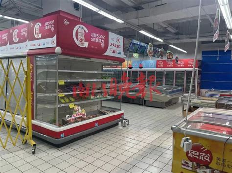 消费者在华东南昌的一家进口超市购买来自世界各地的商品高清图片下载-正版图片505351775-摄图网