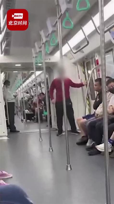 深圳地铁一男子狂踹车厢门 目击者：下车就跑，门都踢坏了_手机新浪网