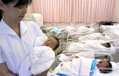岸田：低出生率 日本处于社会功能失调边缘 - 国际日报