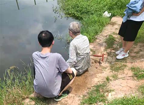 洪水中 城东社区居民陈忠水主动转移八旬老人-开化新闻网