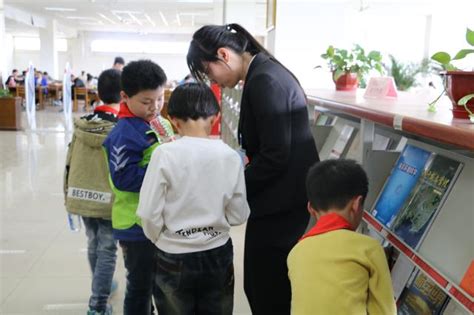 潍坊外国语学校师生参观图书馆