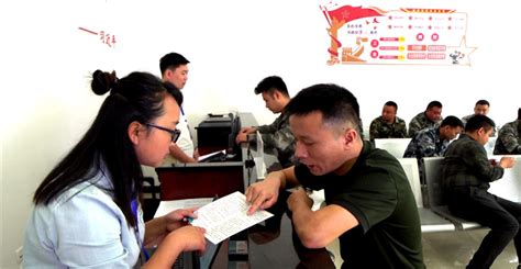 县司法局开展“宪法进军营”、军人军属法律援助宣传活动