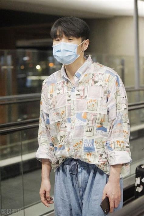 李荣浩穿印花衬衫搭配牛仔五分裤现身机场，小眼睛很迷人 - 360娱乐，你开心就好