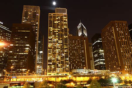 芝加哥晚上黑暗公寓摩天大楼高楼建筑物房屋照明胜地市中心旅游高清图片下载-正版图片320560437-摄图网