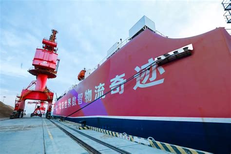 湖北宜昌：万吨货轮下水舾装-人民图片网