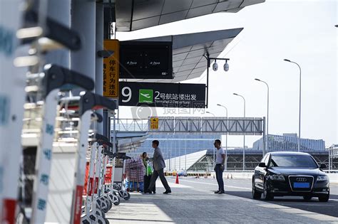 浦东机场T2接机口怎么走？