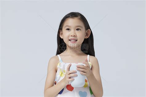 可爱小女孩拿水杯高清图片下载-正版图片501779545-摄图网
