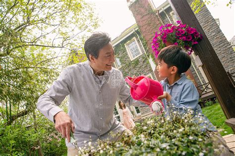 爷爷和孙子在院子里浇花高清图片下载-正版图片507650457-摄图网
