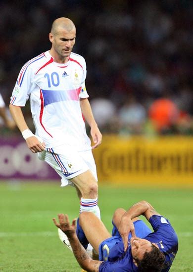 2006年世界杯决赛，法国对意大利，齐达内头顶马特拉齐！_腾讯视频