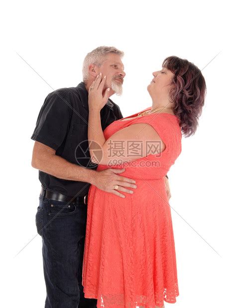 男人喜欢亲吻妻子的一对夫妇近形象但她说不因为白人背景而孤立高清图片下载-正版图片306932151-摄图网