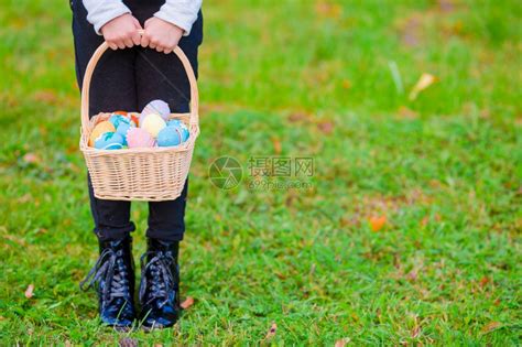 乐趣孩子拿着篮带东西鸡蛋的篮子在孩手里把满了彩色复活节鸡蛋的篮子白种人孩们高清图片下载-正版图片307895259-摄图网